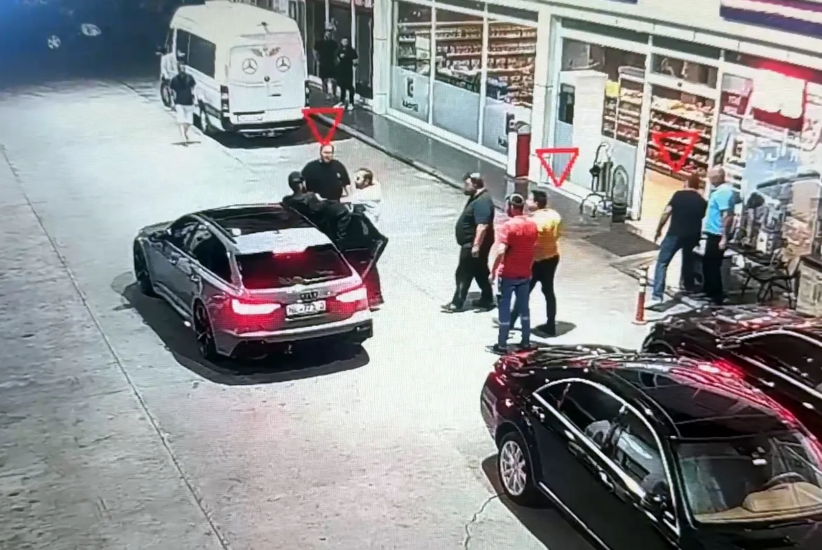 Edirne'de dehşet anları: Tartışma büyüdü, otomobili insanların üzerine sürdü