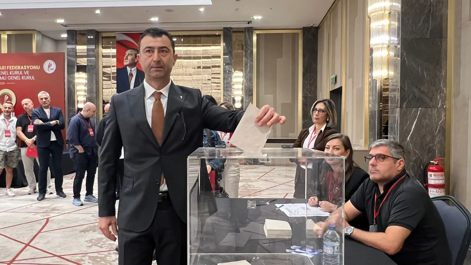 Dans camiasında güven tazeleme: Barış Korkmaz sandıktan zaferle çıktı