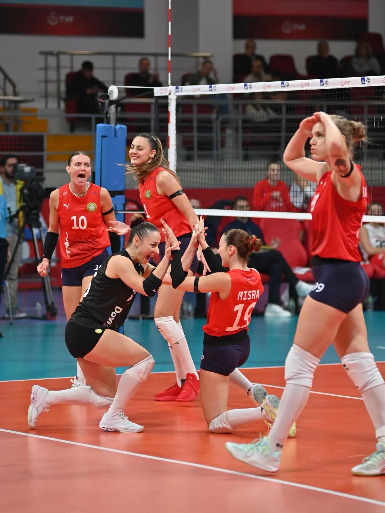 Voleybol arenasında Ege fırtınası: Bir takım sevindi, ikisi veda etti