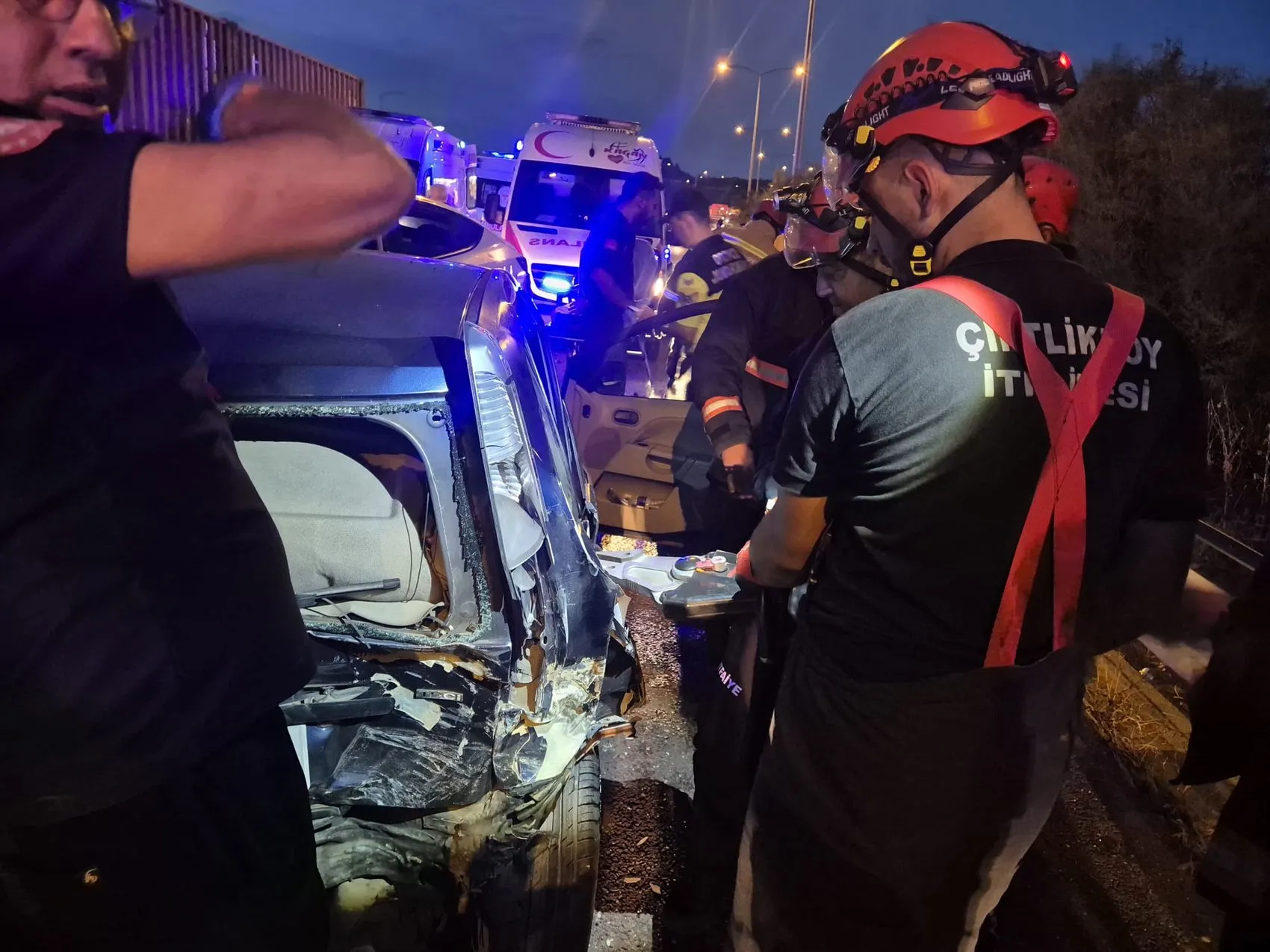 Yalova'da geceyi kabusa çeviren zincirleme kaza: 7 araç birbirine girdi