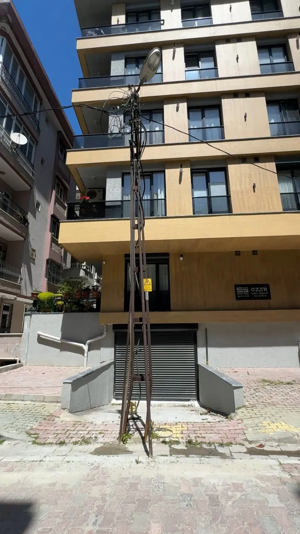Avcılar'da garajı işgal eden elektrik direği: İki yıldır çözülemeyen sorunla depo oldu