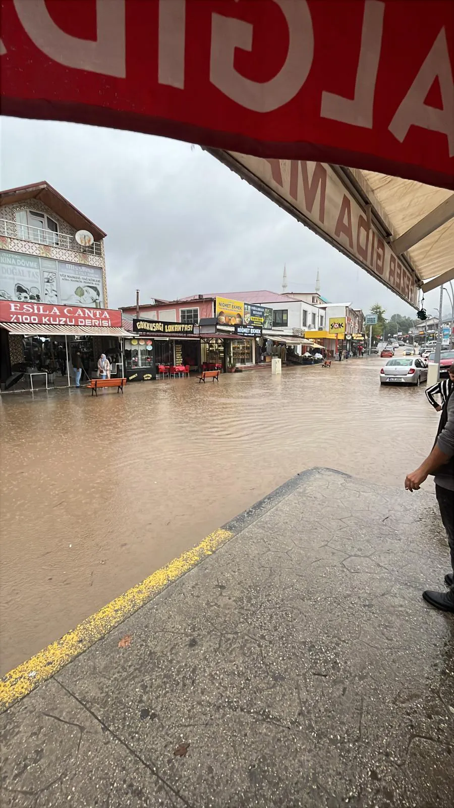 Sakarya'da gökyüzü boşaldı: Metrekareye 100 kilogram yağış düştü, hayat felç oldu