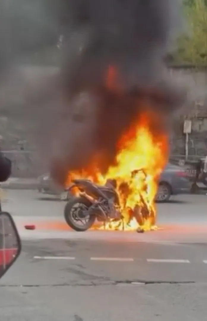 Şişli sokaklarında korku dolu anlar: Motosiklet bir anda alev topuna döndü