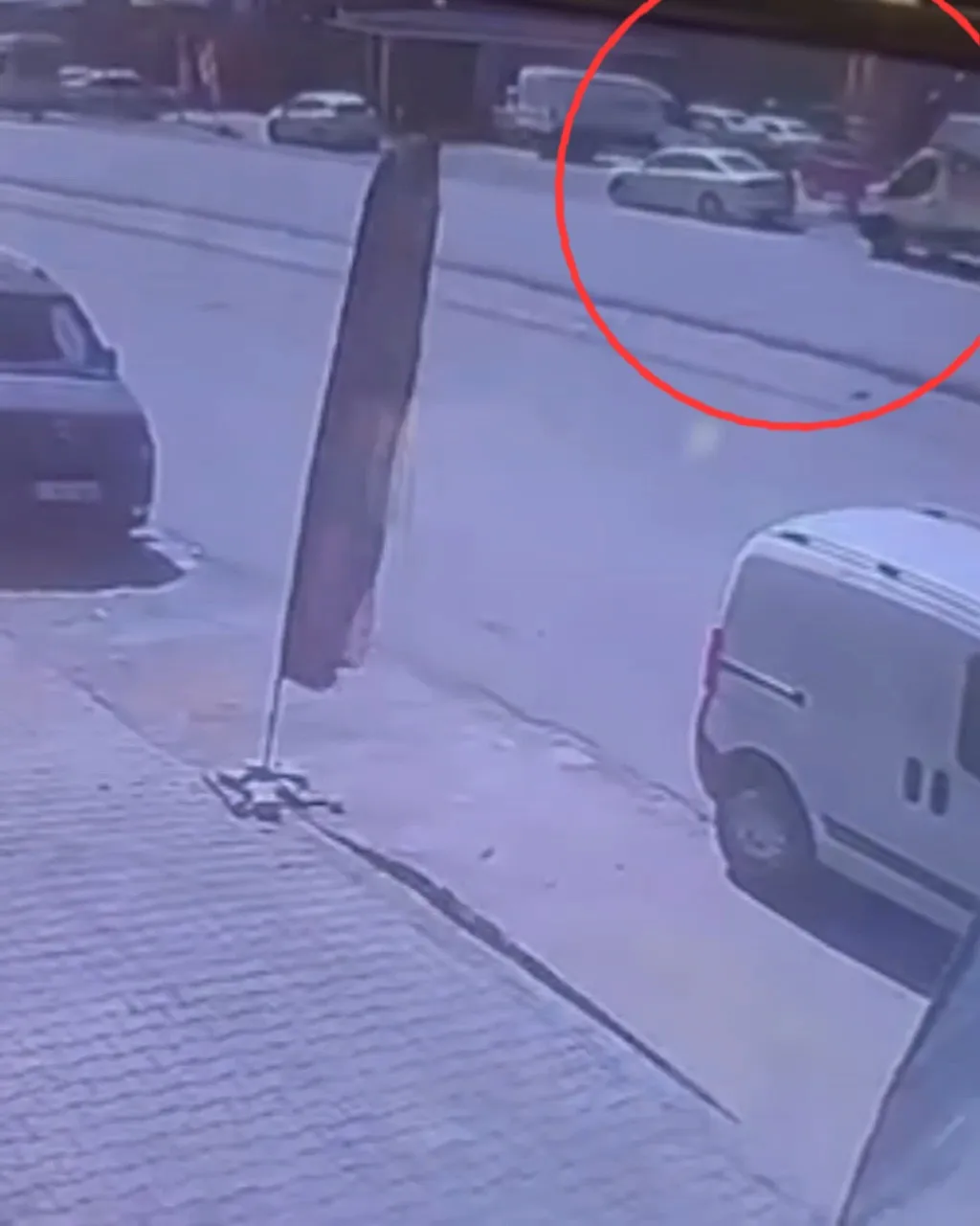 Saniyelerle gelen mucize: Otomobile binerken ölümden döndü