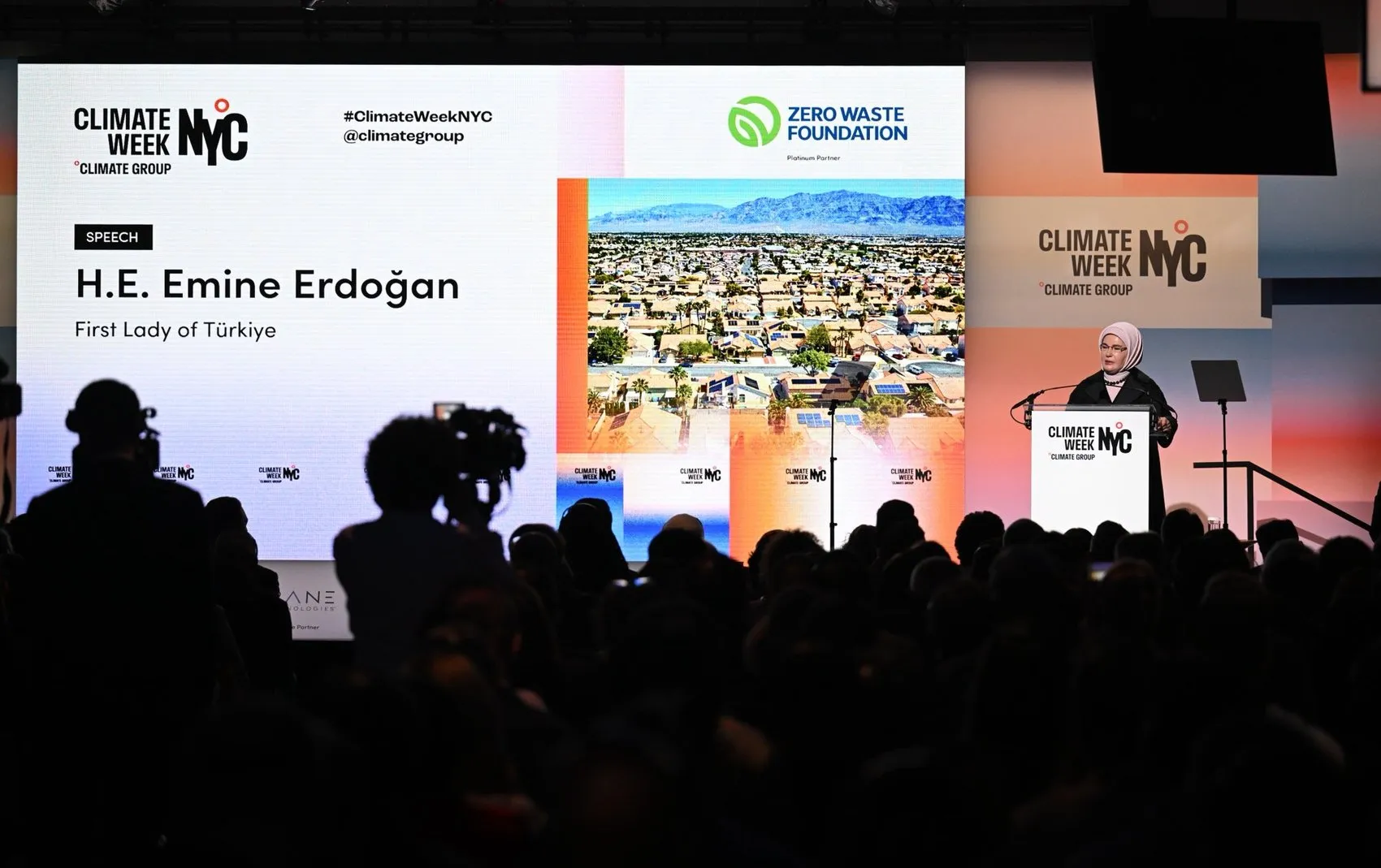 Emine Erdoğan'dan New York'ta 'tüketim çılgınlığı' uyarısı: Geleceği kurtarmak için zihniyet devrimi şart