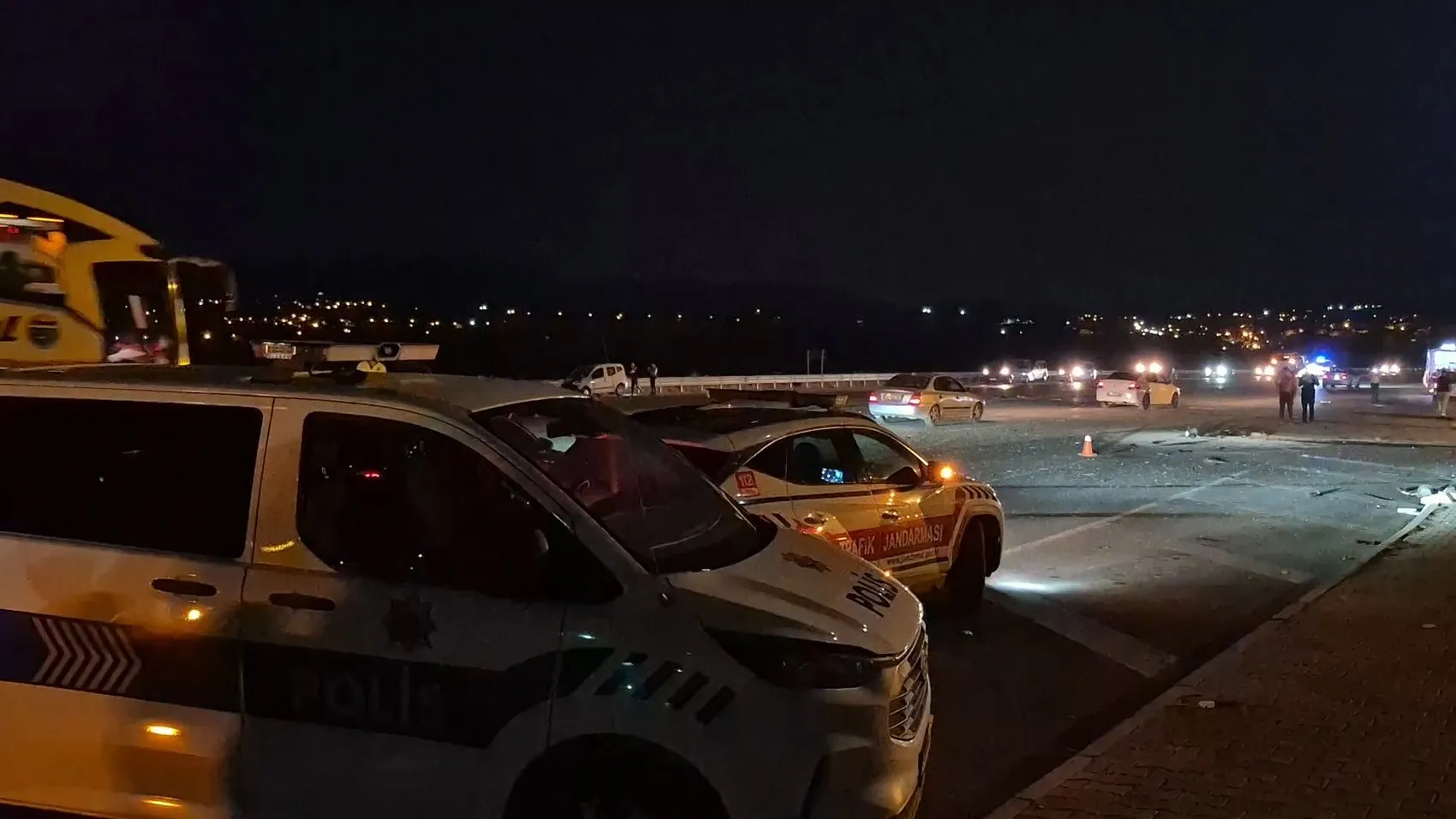 Battalgazi'de dehşet anları: Otomobil ikiye bölündü