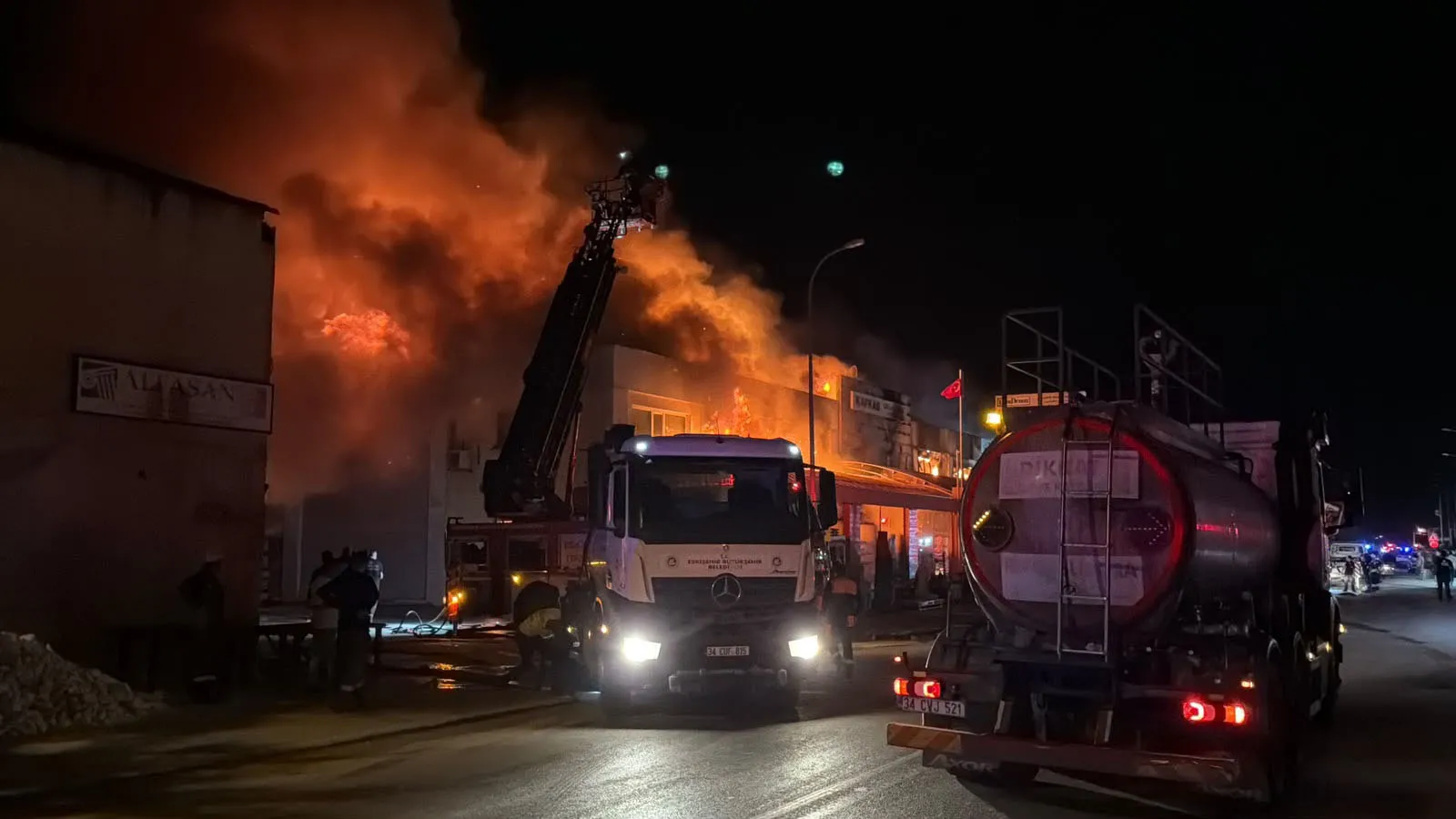 Eskişehir'de Sanayi Sitesinde Korkutan Yangın: TOMA'lar İtfaiyeye Destek İçin Sahaya İndi