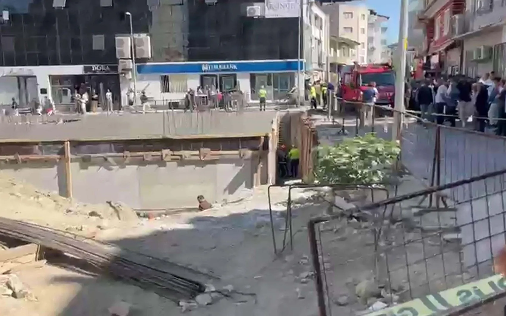 Sarayköy'de acı son: Park etmeye çalıştığı elektrikli bisikletle inşaat boşluğuna uçtu