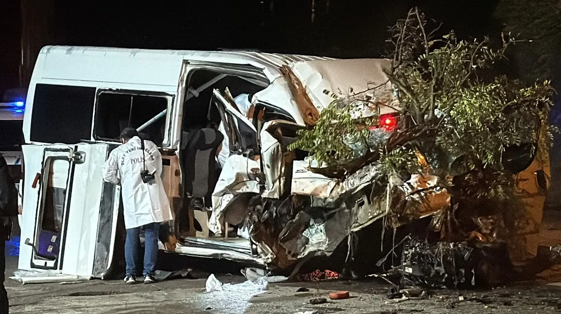 Karabük'te dehşet anları: Minibüsün çarptığı direkler ve ağaç kazanın şiddetini gözler önüne serdi
