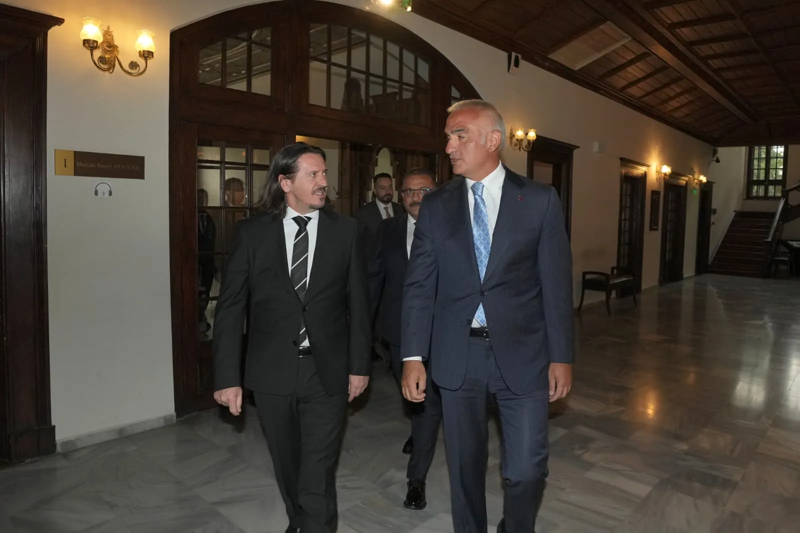 Ankara'da Tarihi Buluşma: İki Bakan Geçmişin İzlerini Paranın Yolculuğu Sergisinde Aradı