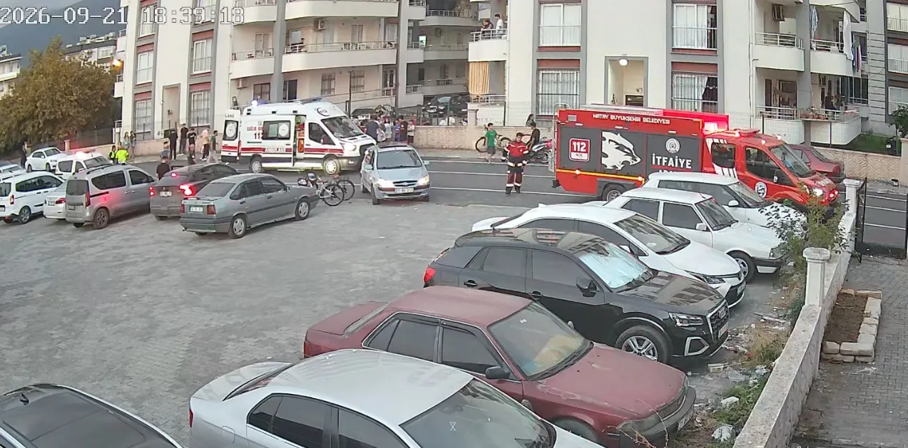 Payas'ta korku dolu anlar: Geri manevra yapan otomobilin altında kalan minik çocuk yaşam mücadelesi veriyor