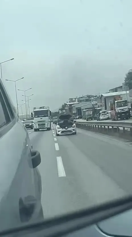 Bursa trafiğinde akıllara durgunluk veren görüntü: Kaputu açık otomobilin motorunda yolculuk yaptı