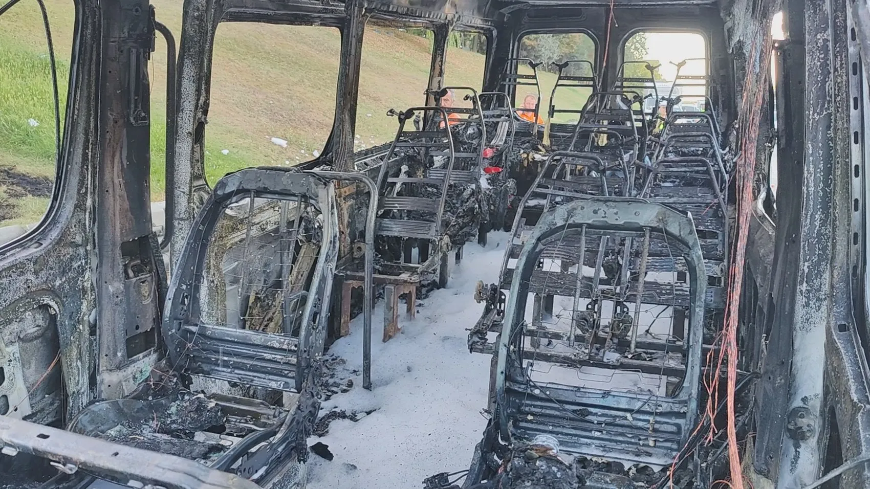 Sabah trafiğinde korku dolu anlar: Servis minibüsü küle döndü
