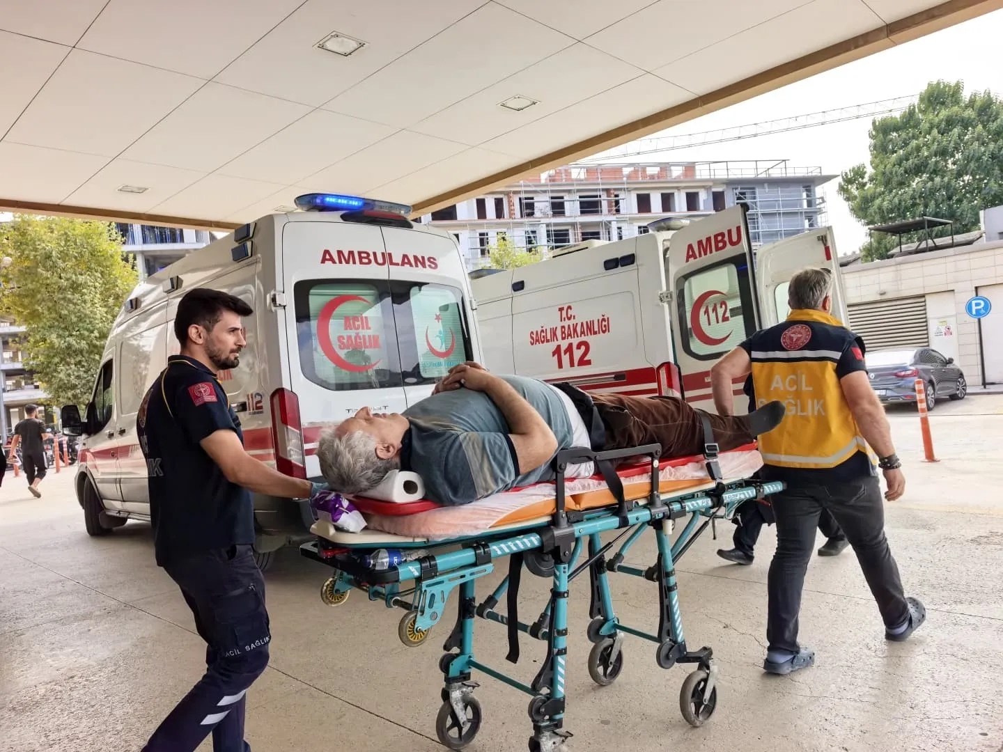 İnegöl'de basit bir tamirat girişimi kabusa dönüştü: Çatıdan düşen adam ağır yaralandı