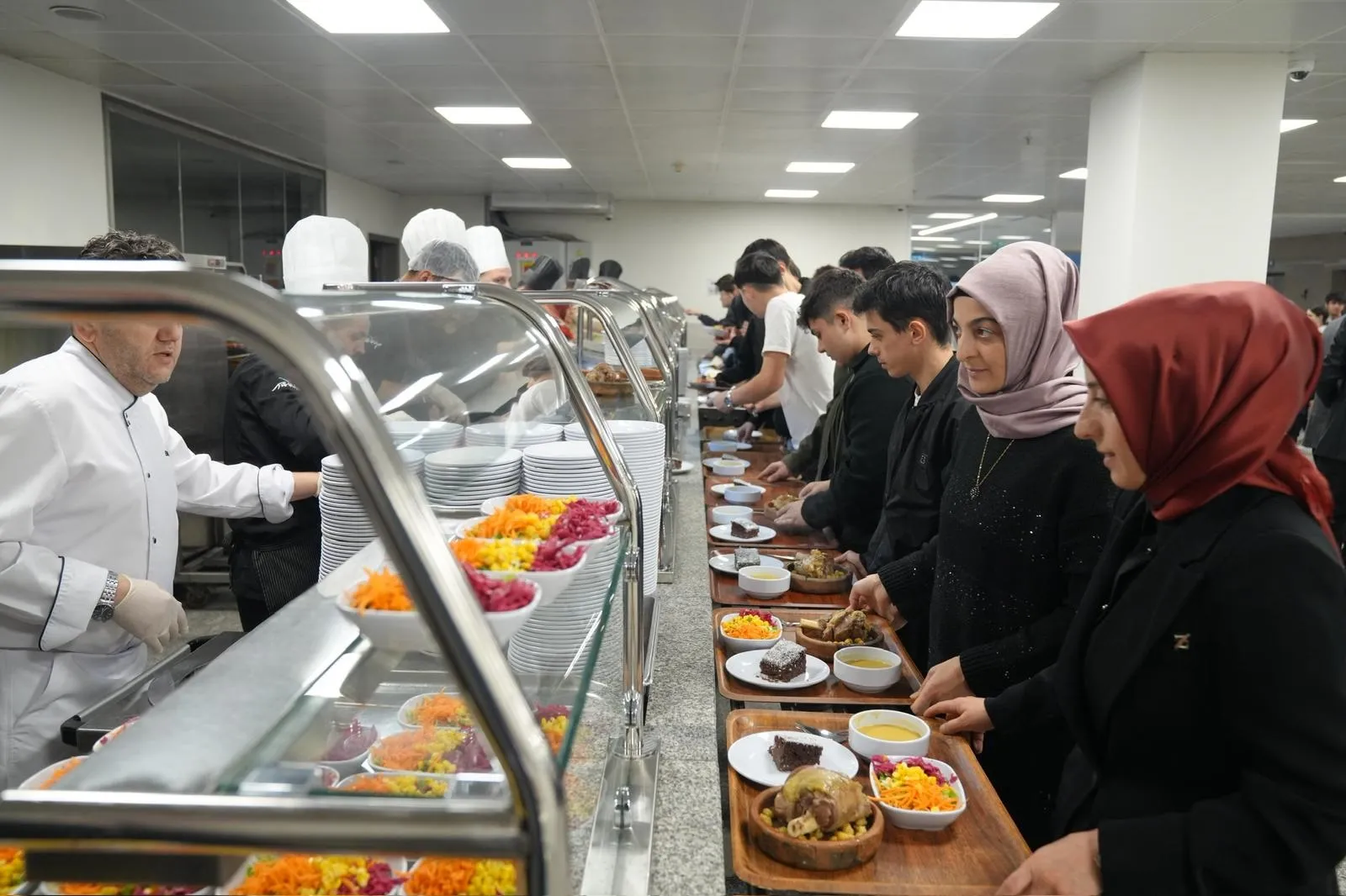 Ümraniye'de öğrencilerin sofrası belediyeden kuruluyor: Gençlere sıcak destek