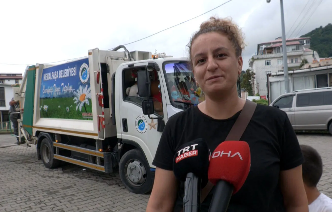 Çöp kamyonunu bir mutluluk durağına dönüştürdü: Rıfat ağabeyin renkli dünyası