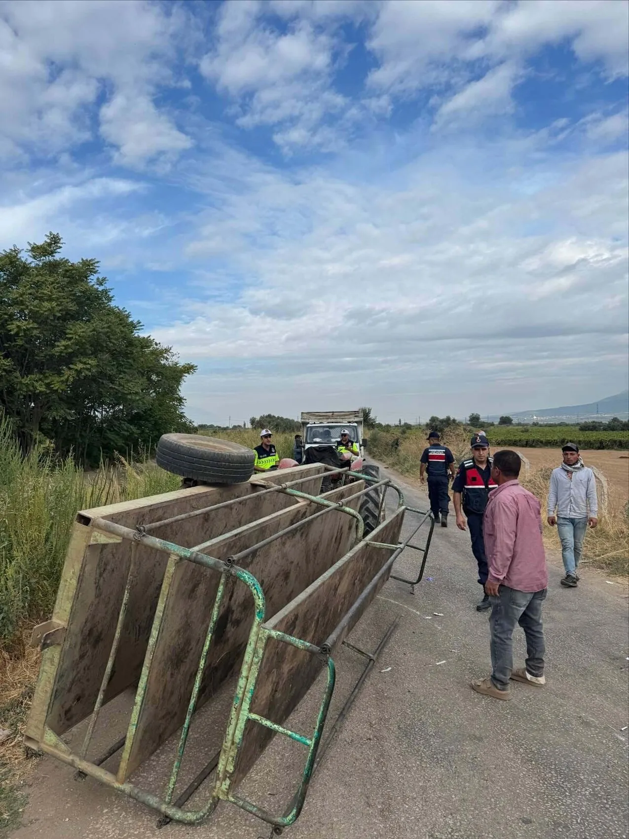 Turgutlu'da traktör kazası: Avare demiri koptu, römorktaki dört kişi yola savruldu