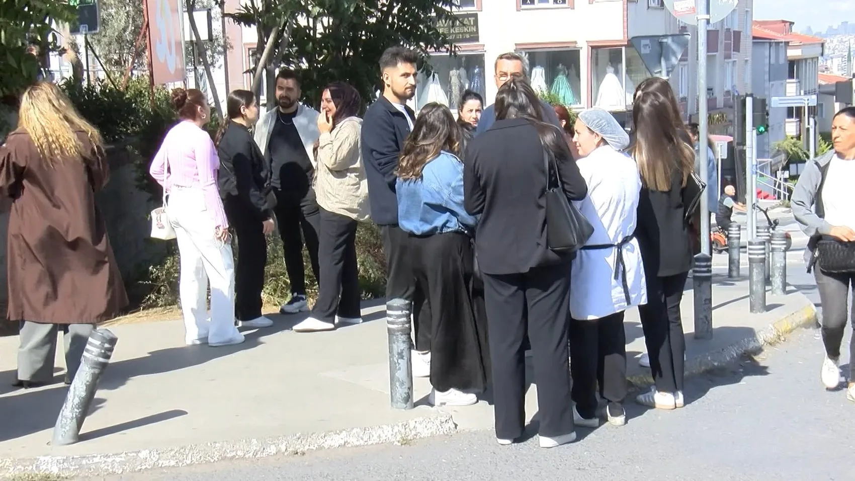 Küçükçekmece'de elektrikli araç paniği: Otoparkta dumanlar yükselince iş merkezi boşaltıldı