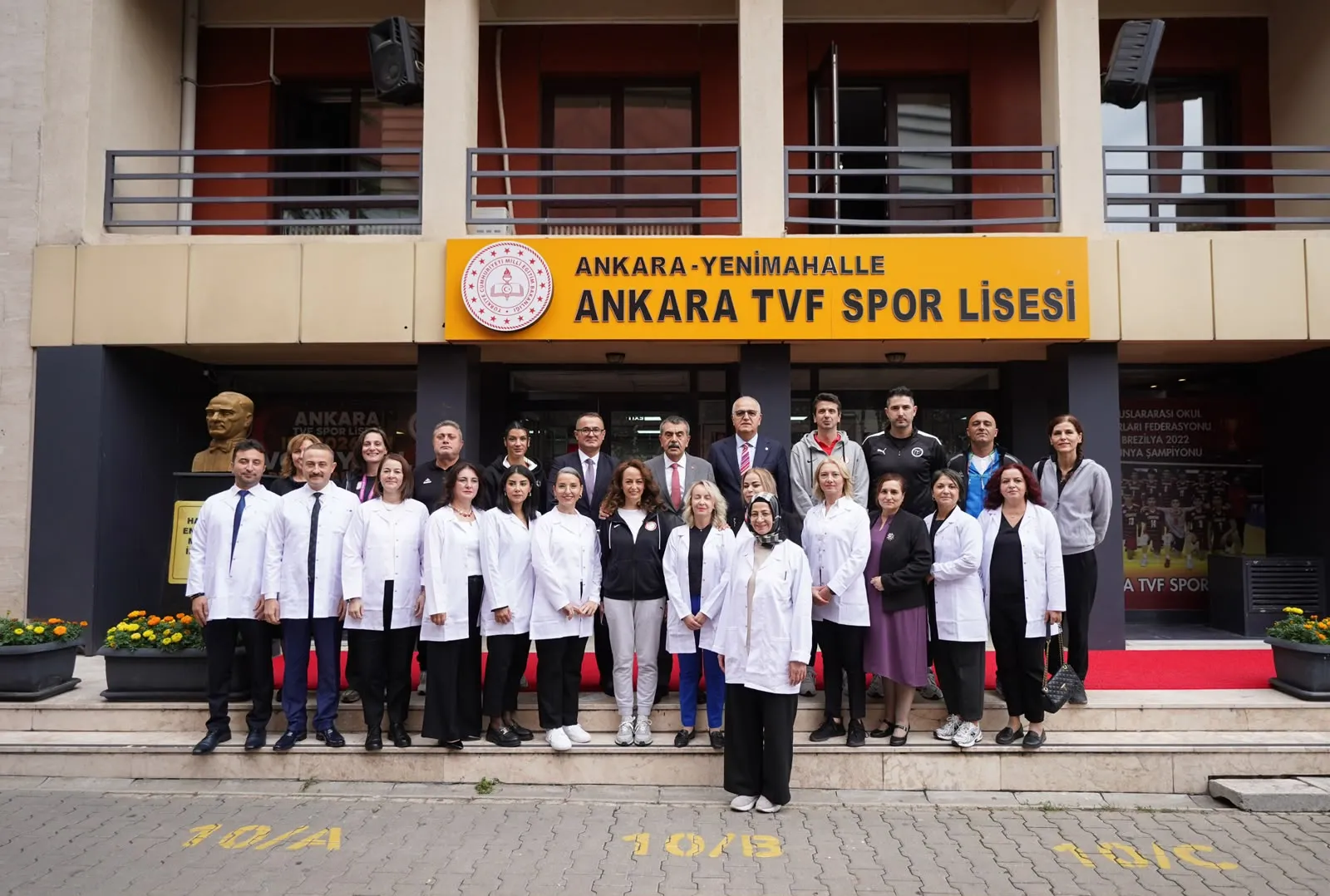 Dünya şampiyonlarının antrenmanına sürpriz ziyaret: Bakan Tekin'den spor lisesine yeni müjde