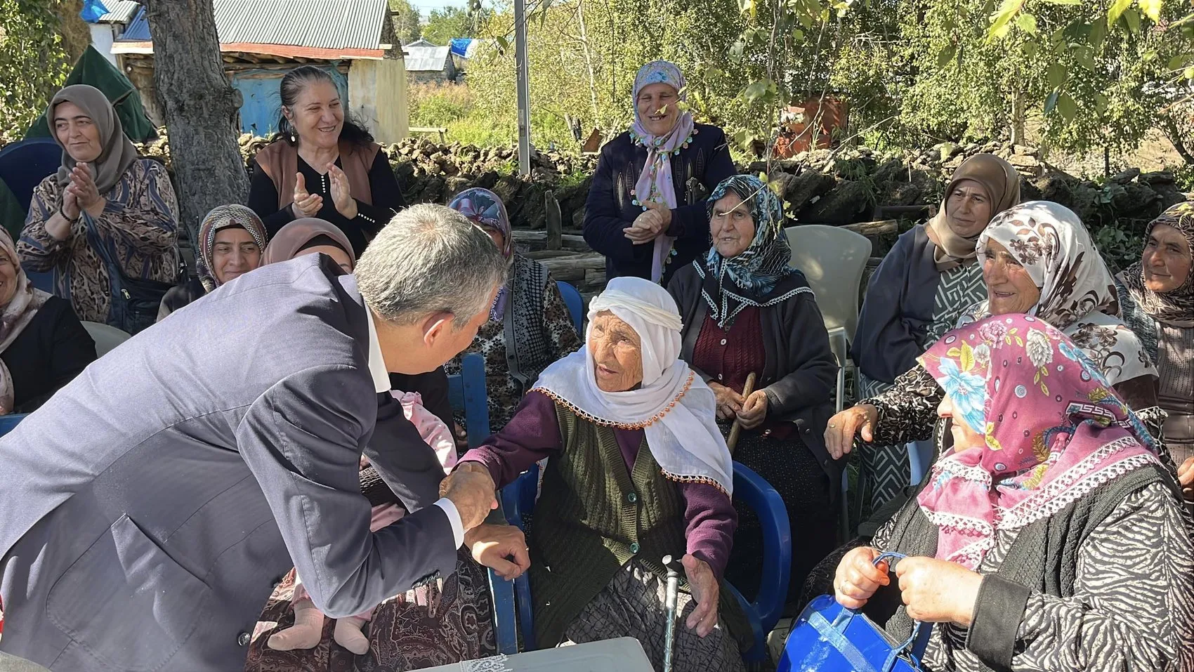 Ardahanlı kadının sitemi Özgür Özel'in yeni seçim sloganı oldu: Adamı olan değil, arkada kalanlar kazanacak