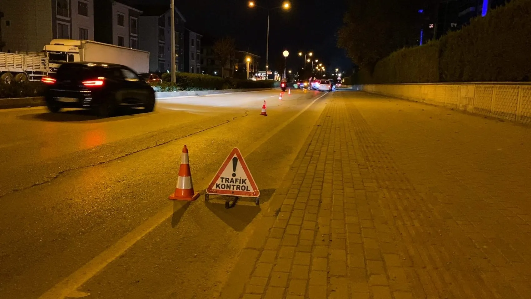 İnegöl'de gece yarısı denetimi: Ehliyetsiz sürücüye dudak uçuklatan fatura