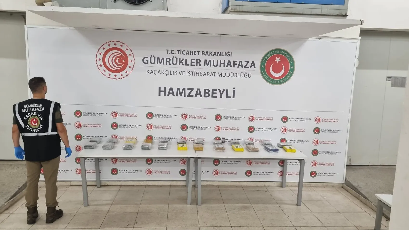 Gümrüklerde zehir tacirlerine geçit yok: Dedektör köpekler tonlarca uyuşturucuyu yakalattı