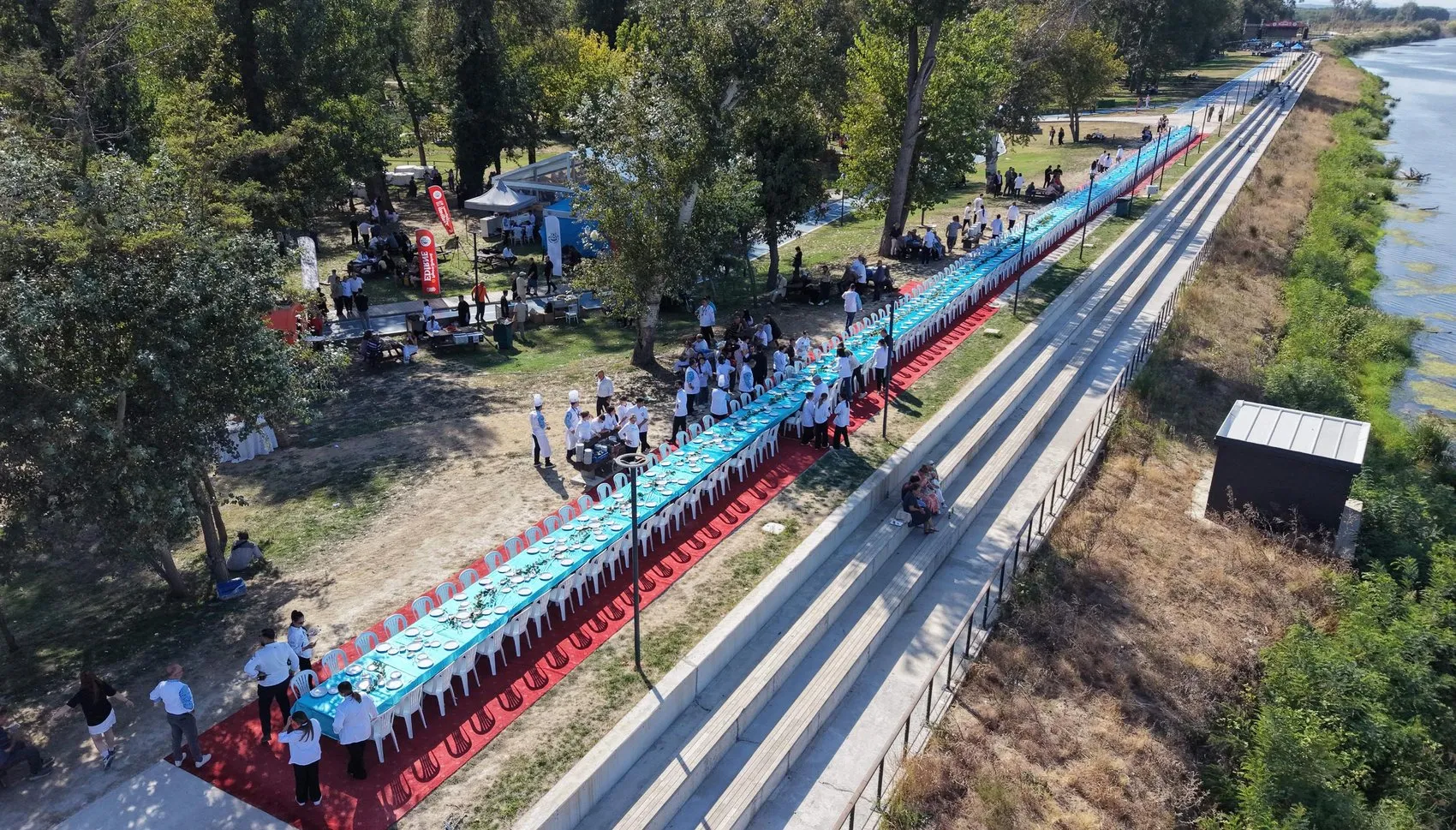 Meriç Nehri kıyısında devasa lezzet şöleni: 150 metrelik sofrada Edirne'nin beyaz altınını taçlandırdılar