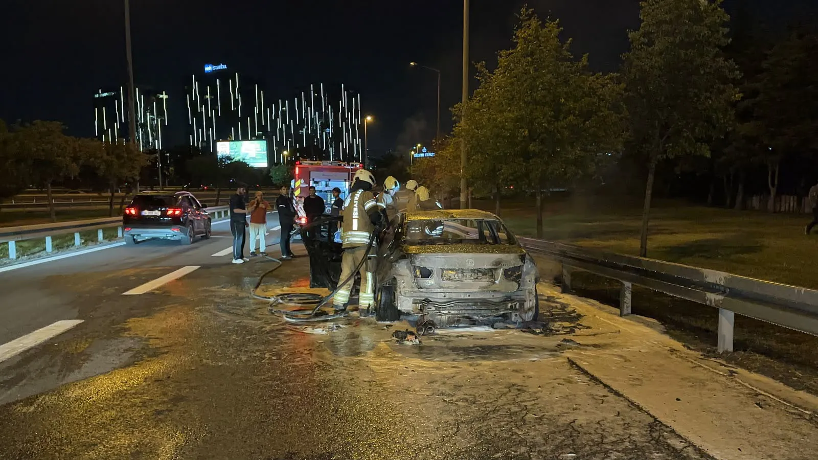 Bakırköy'de gece yarısı dehşeti: Seyir halindeki araç bir anda alev topuna döndü