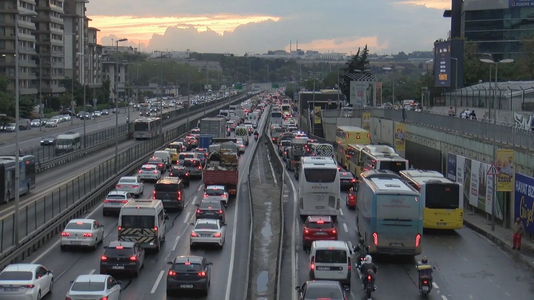 İstanbul trafiğinde akşam kabusu: İlerlemek imkansız hale geldi