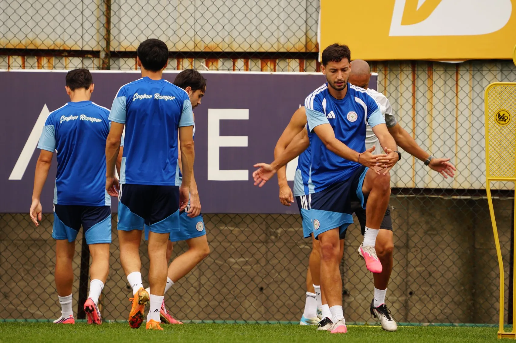 Çaykur Rizespor'da Ali Sowe'un basın toplantısında beklenmedik anlar: Sırılsıklam oldu