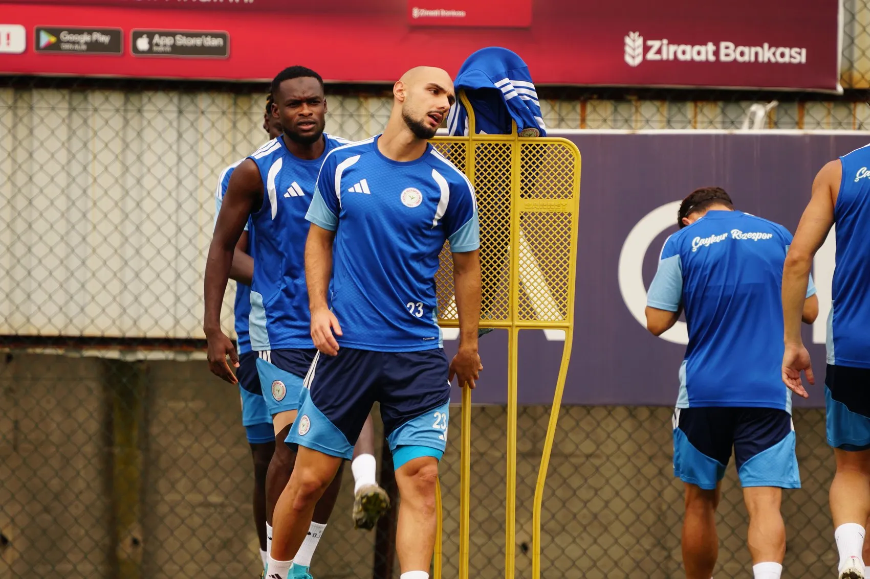 Çaykur Rizespor'da Ali Sowe'un basın toplantısında beklenmedik anlar: Sırılsıklam oldu