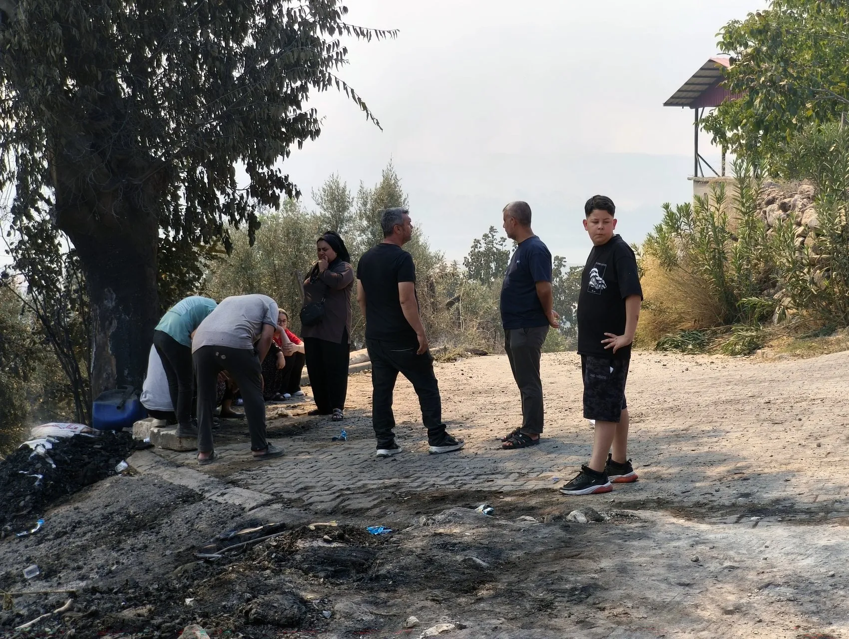 Adana'da alevler üç ilçeyi birden yuttu: 19 ev küle döndü, köylüler canlarını zor kurtardı