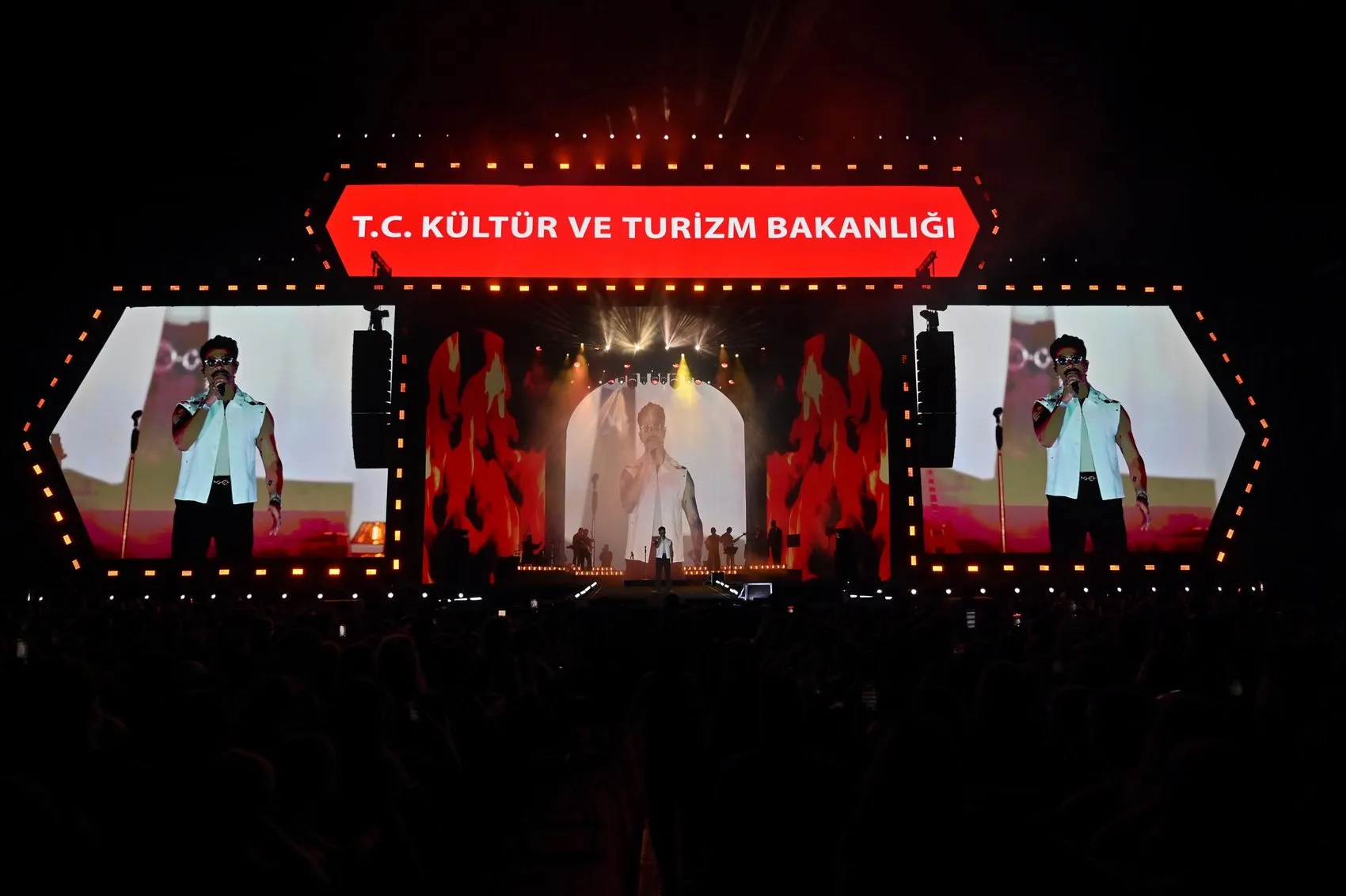 Çanakkale'de Uzak Doğu Rüzgarı: Koreli Grup HoonDoo Türkçe Şarkılarla Büyüledi