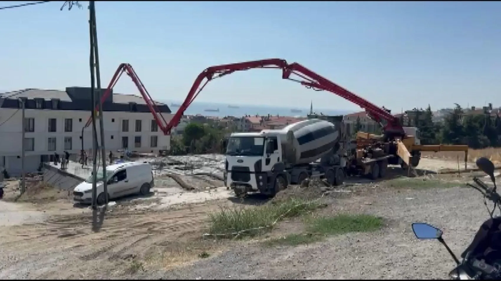 Beylikdüzü'nde inşaat sahasında korkutan kaza: Yol çöktü, mikser şarampole yuvarlandı