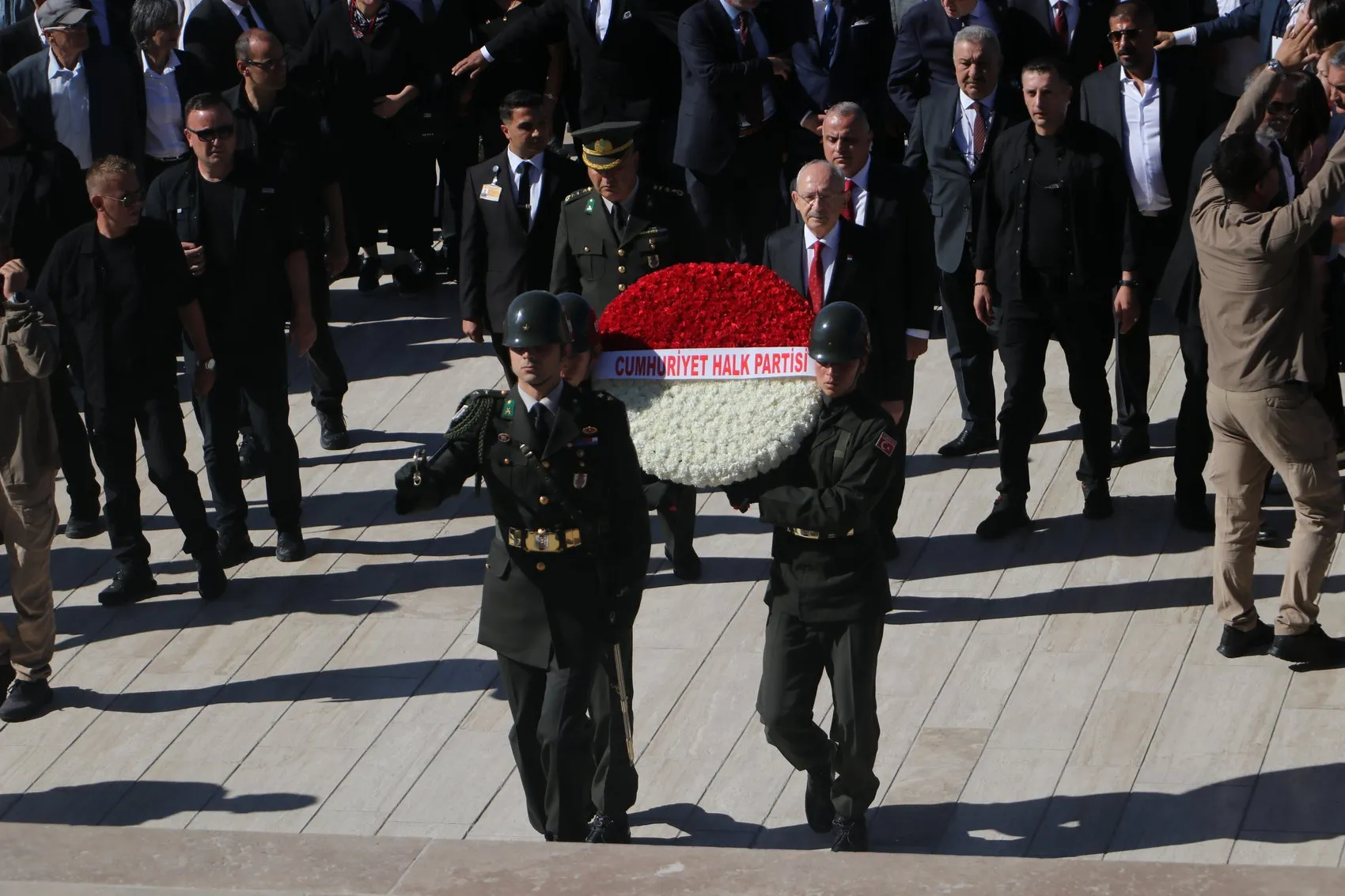 CHP'nin 103'üncü yıl dönümünde Anıtkabir'de tarihi buluşma: Kılıçdaroğlu'ndan demokrasi vurgusu