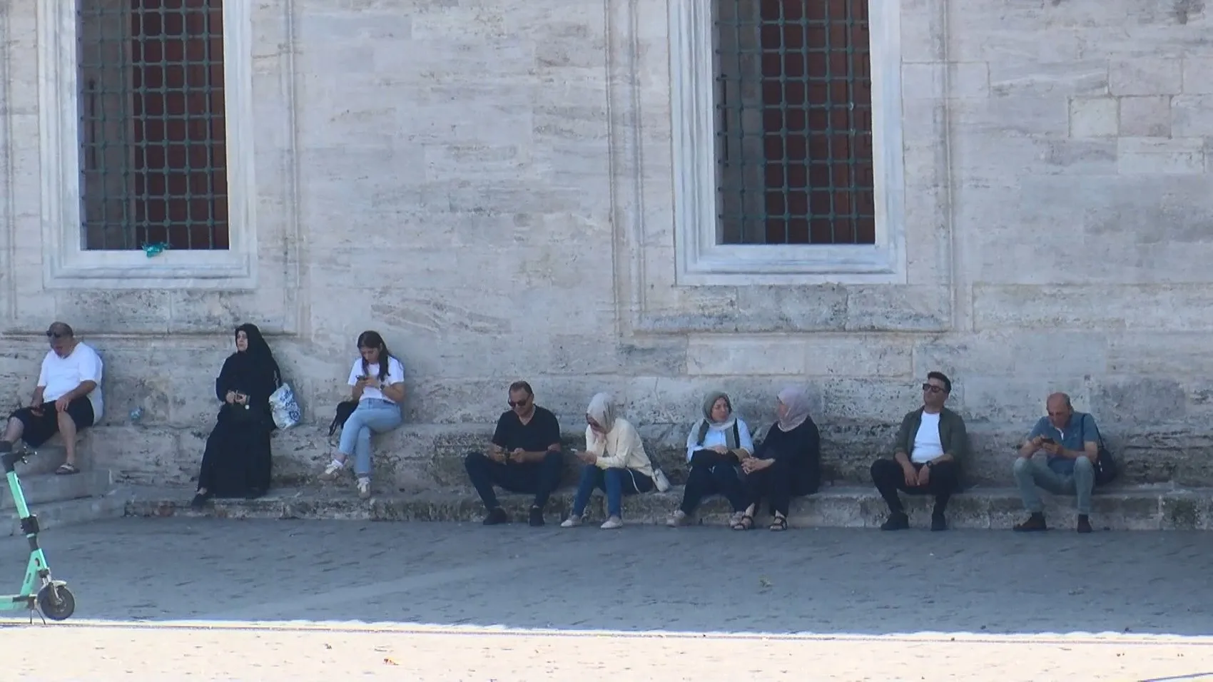 KPSS maratonunda ilk etap geride kaldı: Adaylar ter dökerken aileler dışarıda nöbet tuttu