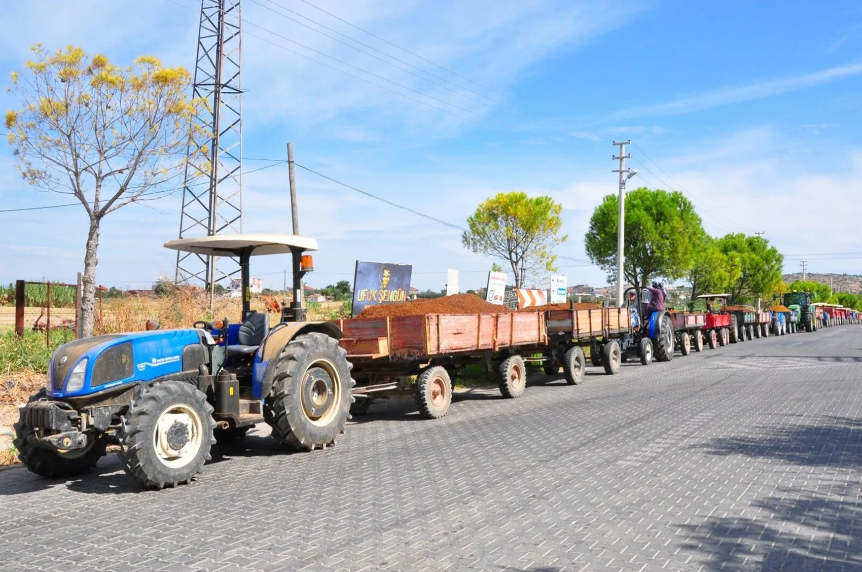 Manisa'da üzüm üreticisinin yüzü güldü: TMO önünde uzun traktör kuyrukları