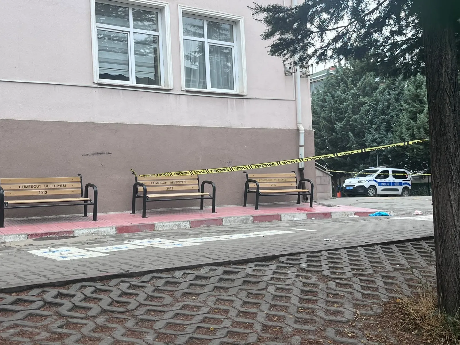 Okul bahçesinde dehşet anları: Kızını bekleyen anneye vahşi saldırı