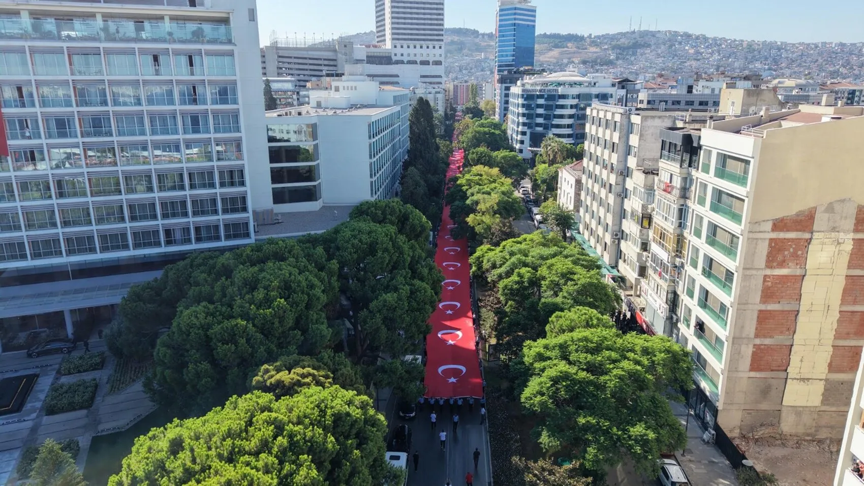 İzmir sokaklarında 350 metrelik dev gurur: 9 Eylül coşkusu zirveye taşındı