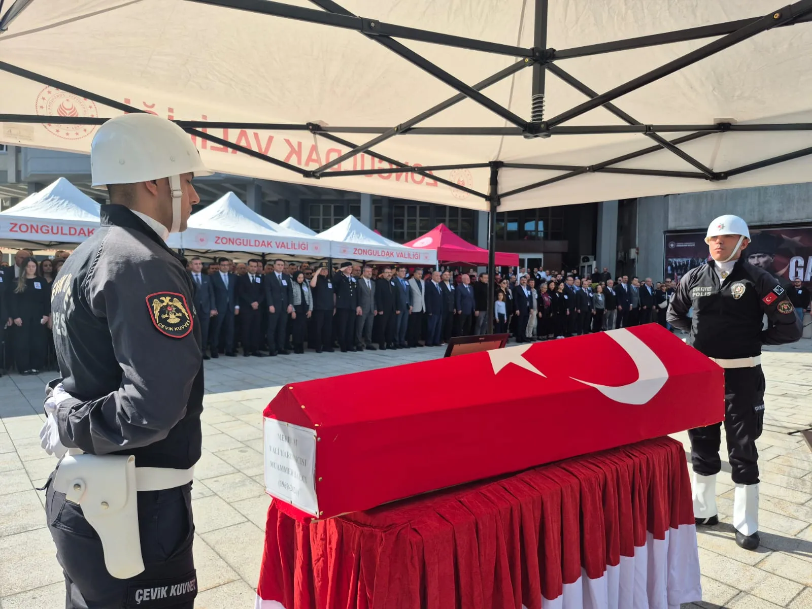 Zonguldak'ta hüzünlü veda: Emeklilik hayalleri kuran Vali Yardımcısı son yolculuğuna uğurlandı