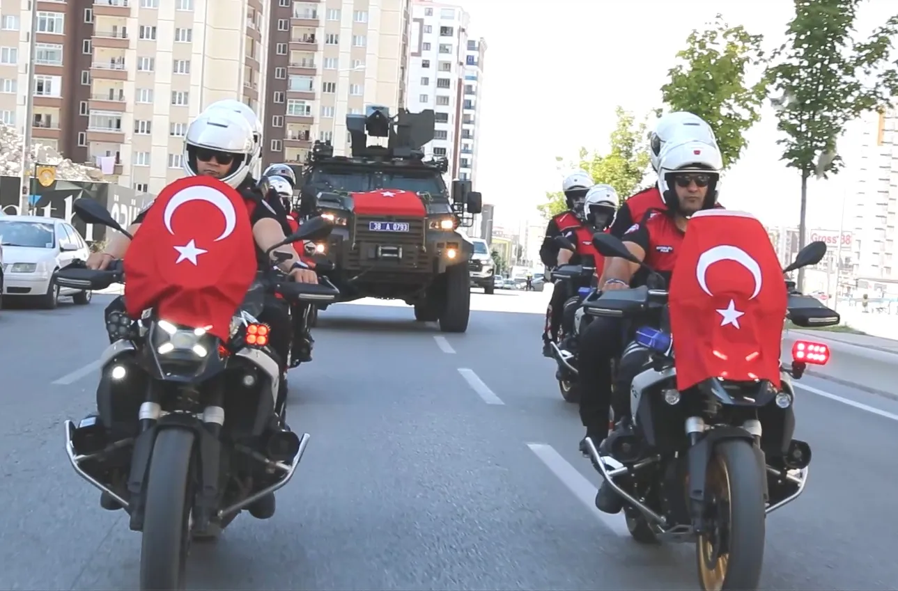 Minik Çınar'ın ilk okul günü: Emniyet Müdürü Aydın şehit emanetini yalnız bırakmadı