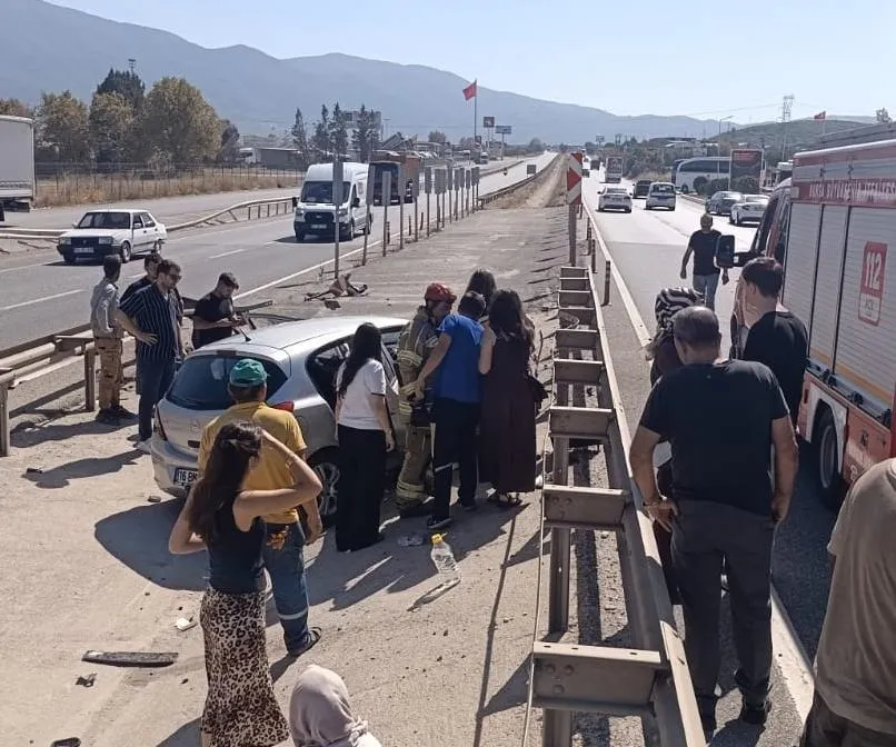 Orhangazi yolunda dehşet anları: Kontrolden çıkan otomobil refüje uçtu