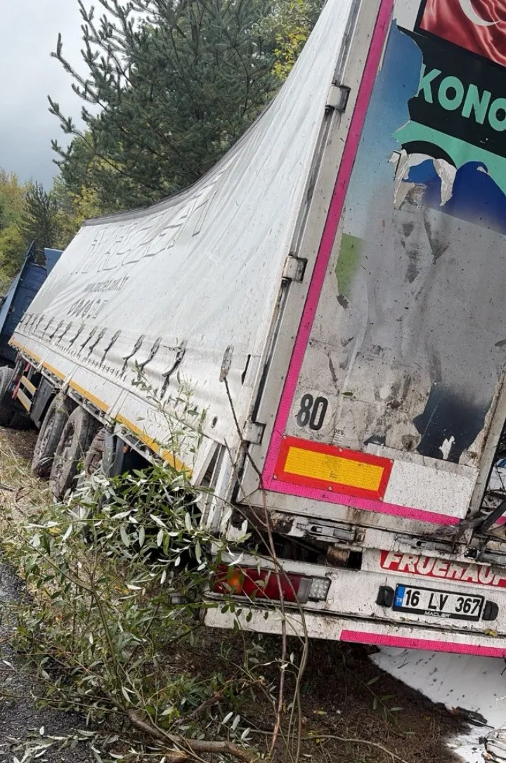 İnegöl yolunda şeker yüklü TIR dehşeti: Tonlarca yük yola saçıldı