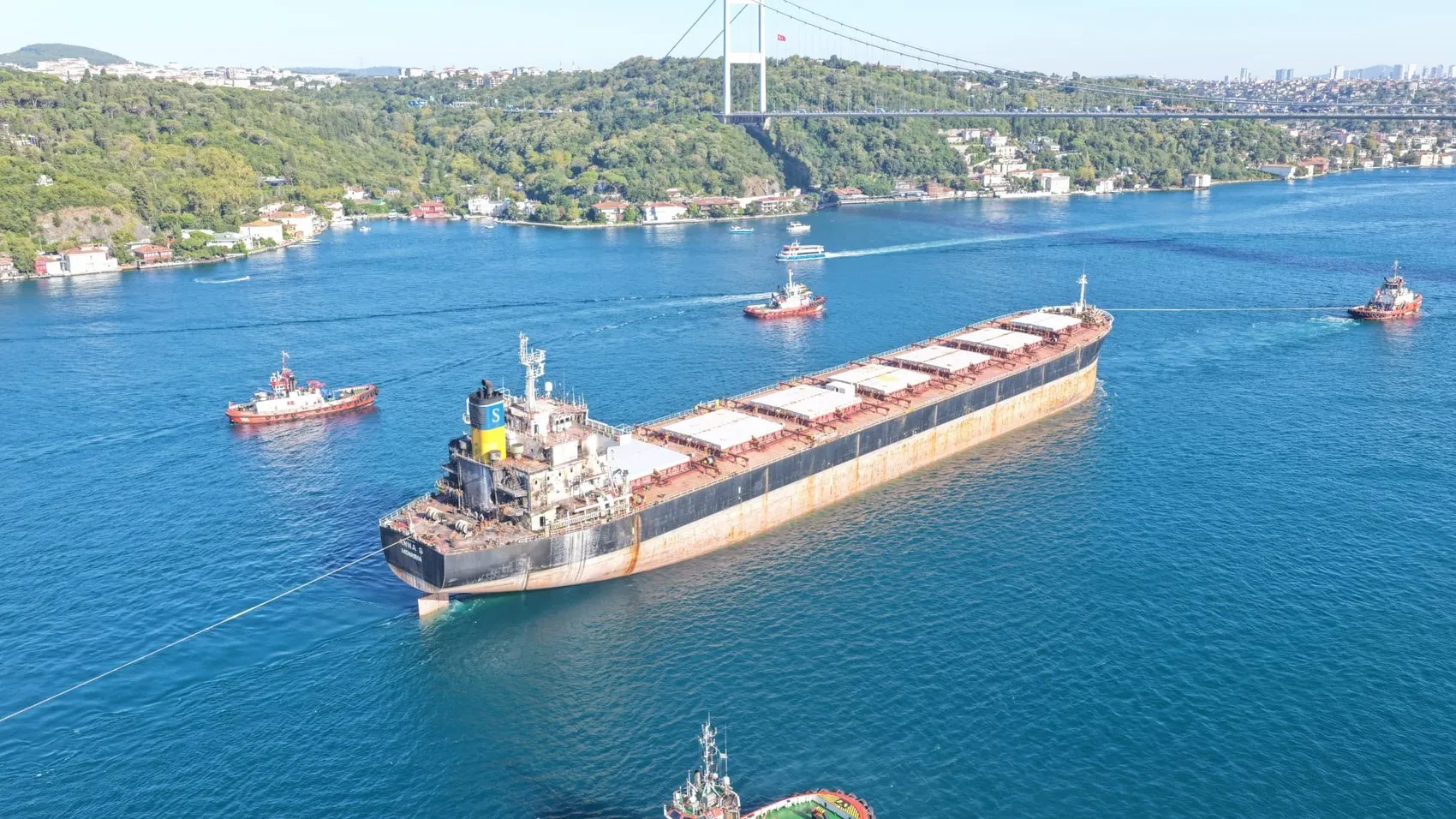 Saldırıdan sağ kurtulan dev gemi İstanbul Boğazı'nda: Onarım için rotası tersane