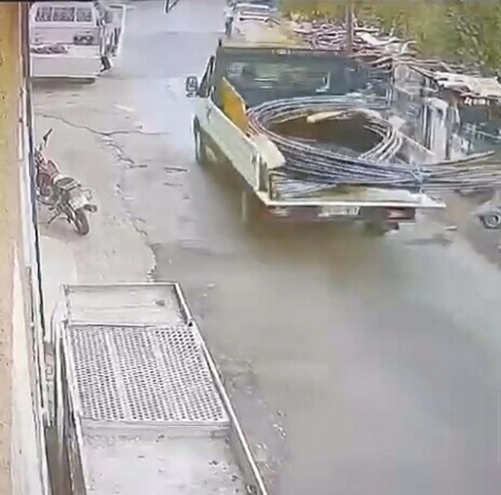 Nazilli'de dehşet anları: Kamyonetten sarkan demir küçük kıza çarptı