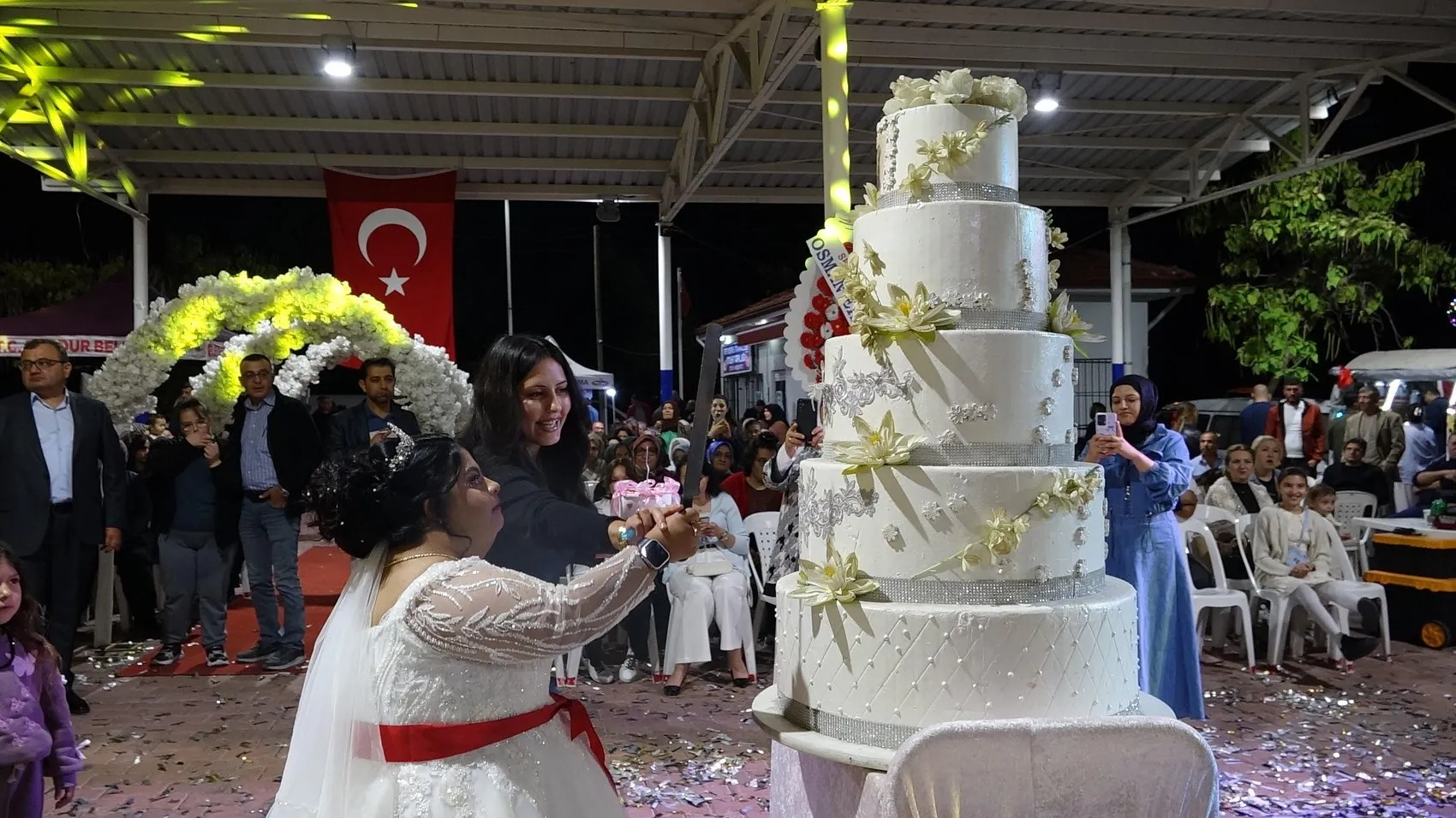 Burdur'da masalsı bir gün: Elif'in gelinlik hayali gerçek oldu