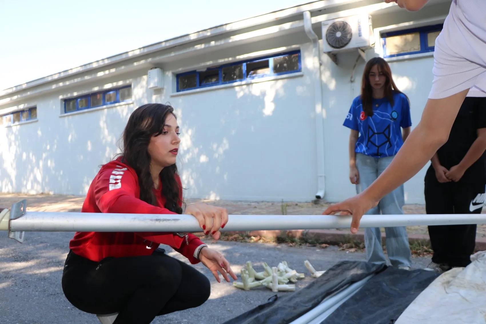 Depremde kaybettiği arkadaşlarının acısını arama kurtarma gönüllüsü olarak dindirmeye çalışıyor