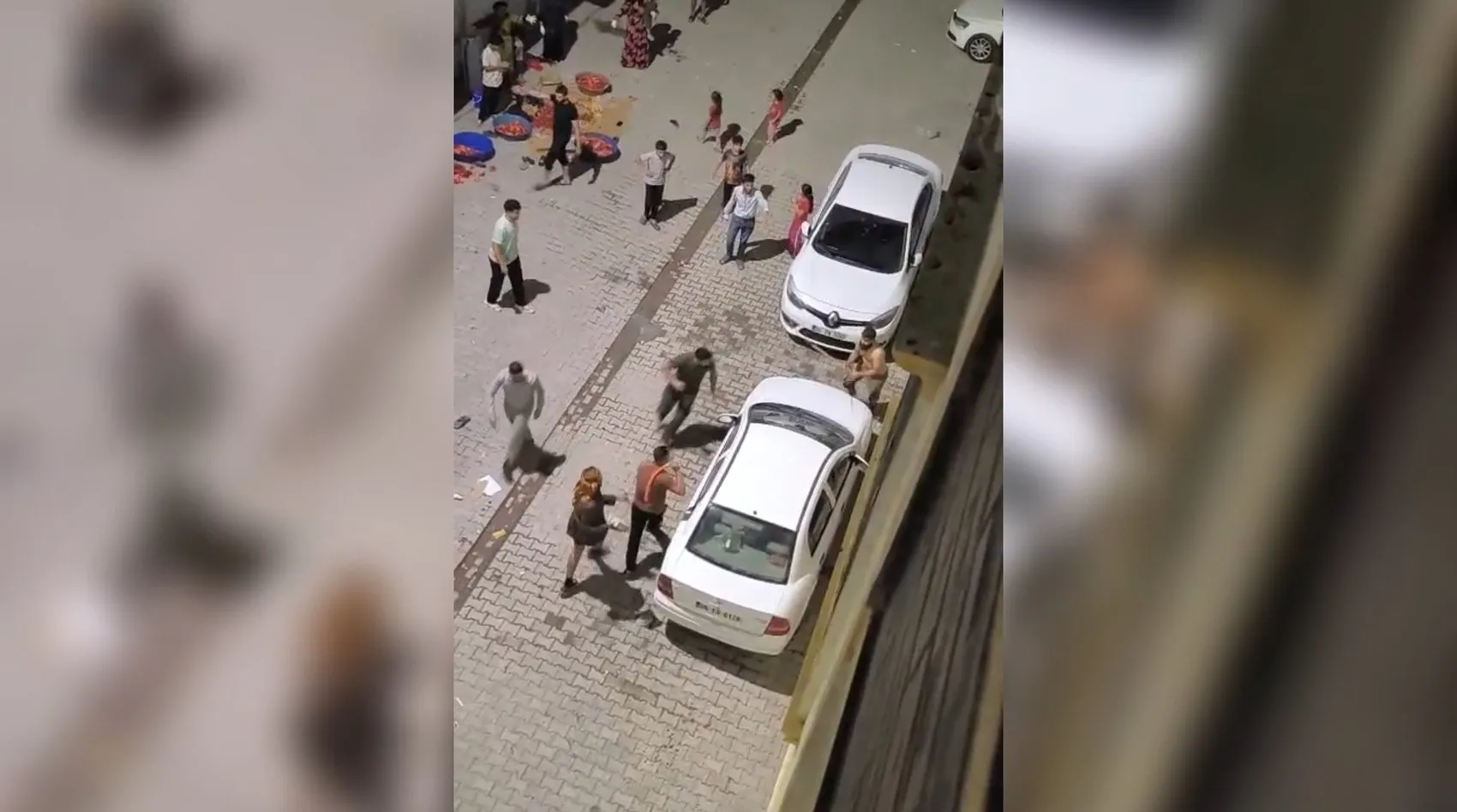 Ruha Mahallesi'nde sokak ortasında şiddet: Hortum ve terliklerin havada uçuştuğu kavga kamerada