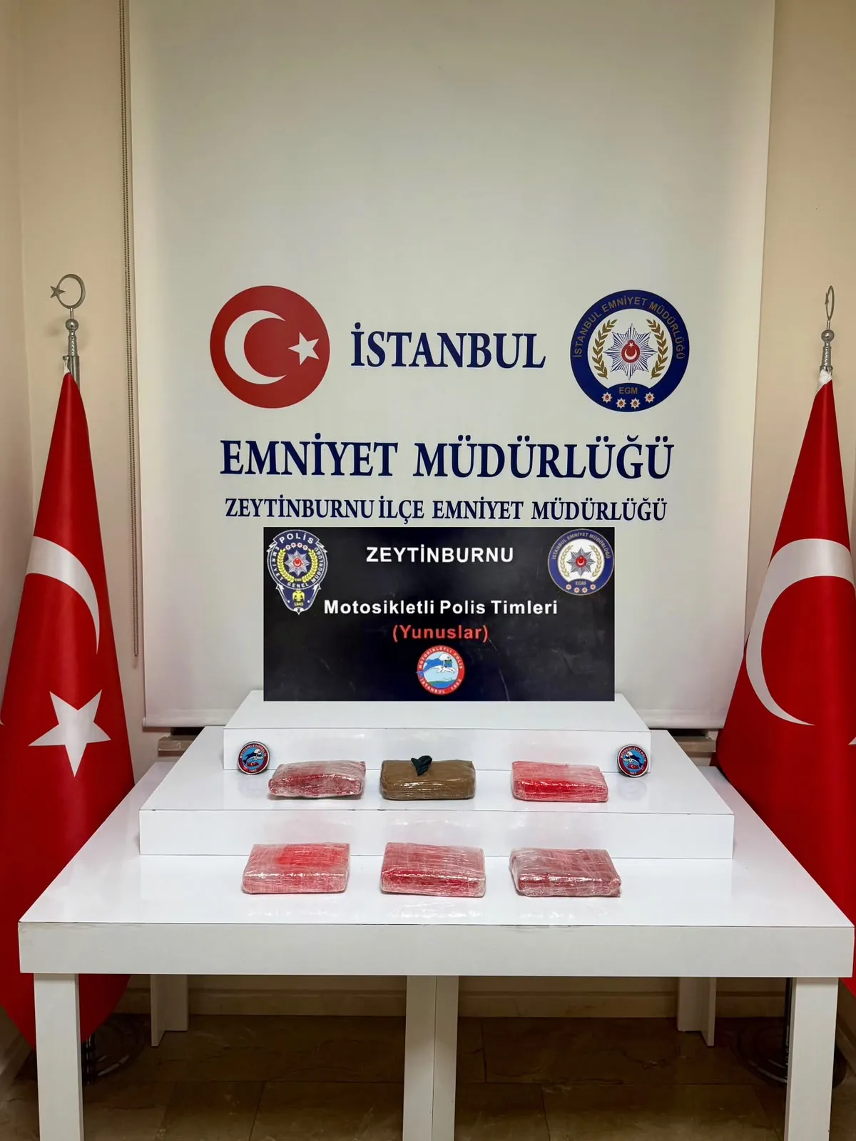 Zeytinburnu sokaklarında narkotik baskın: Araçta ve evde yüklü miktarda uyuşturucu bulundu