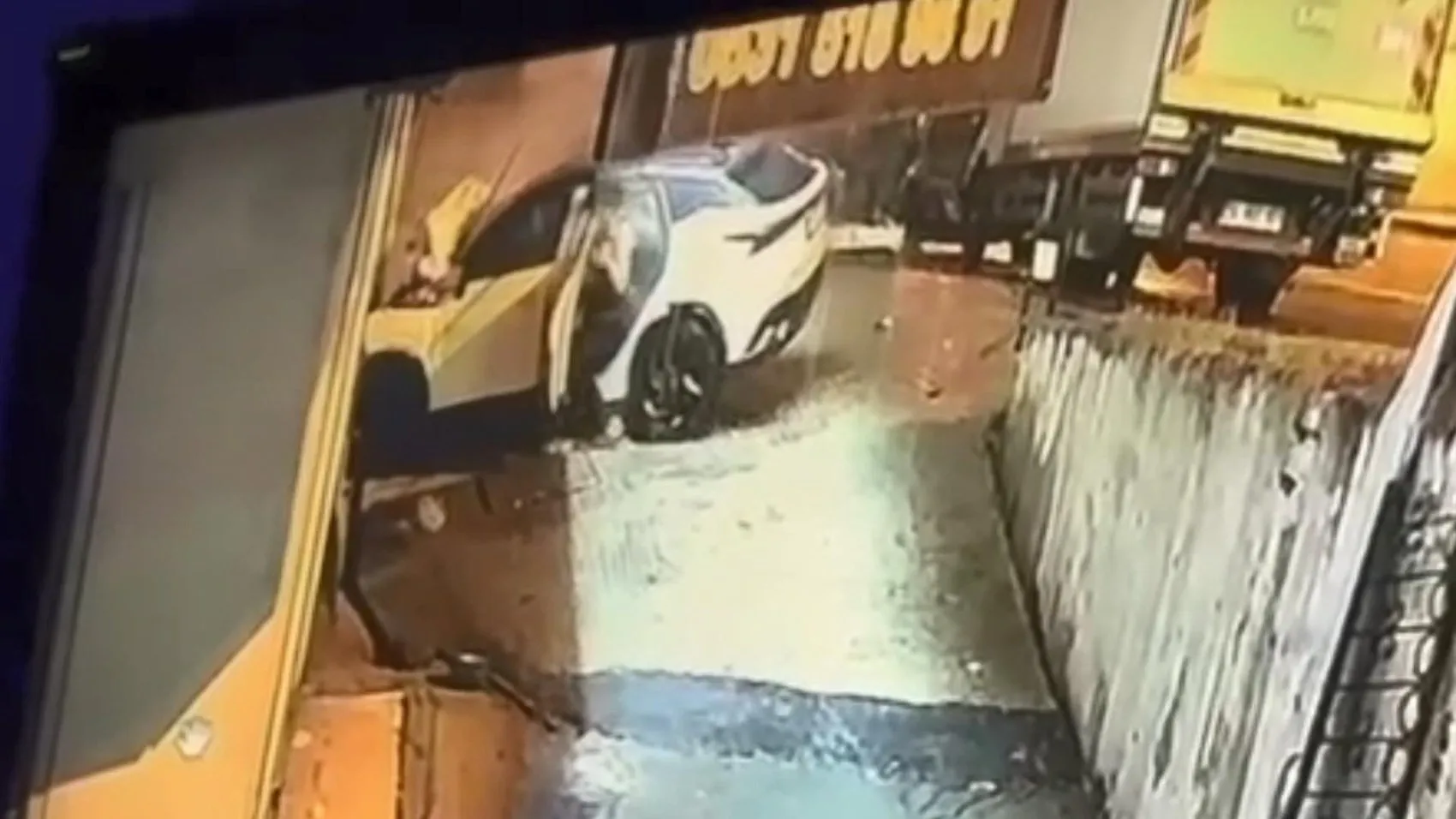 Beylikdüzü'nde gece yarısı dehşeti: Kontrolden çıkan araç dükkana daldı